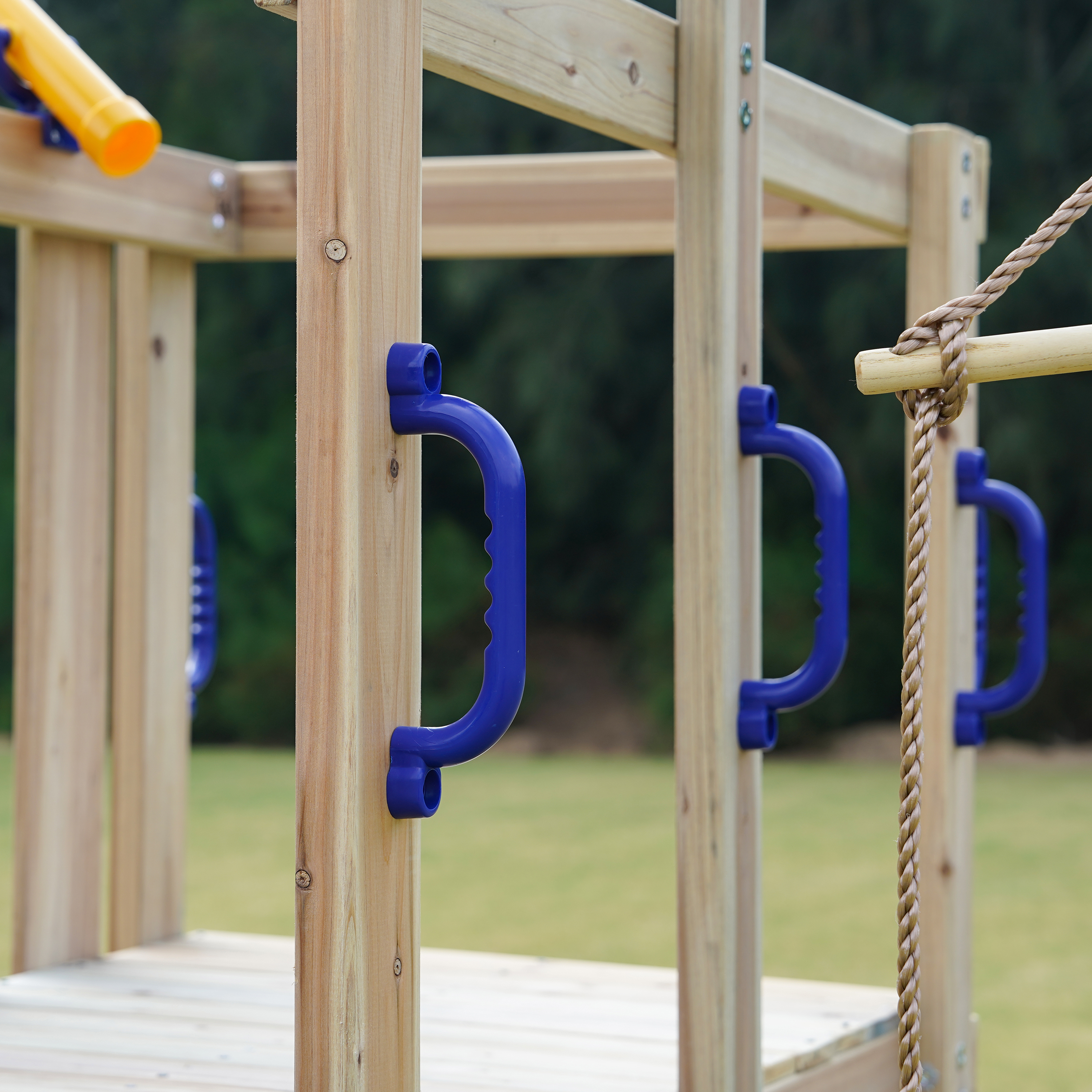 AXI Moos Spielturm mit Doppelschaukel und Strickleiter Braun - Blaue Rutsche 