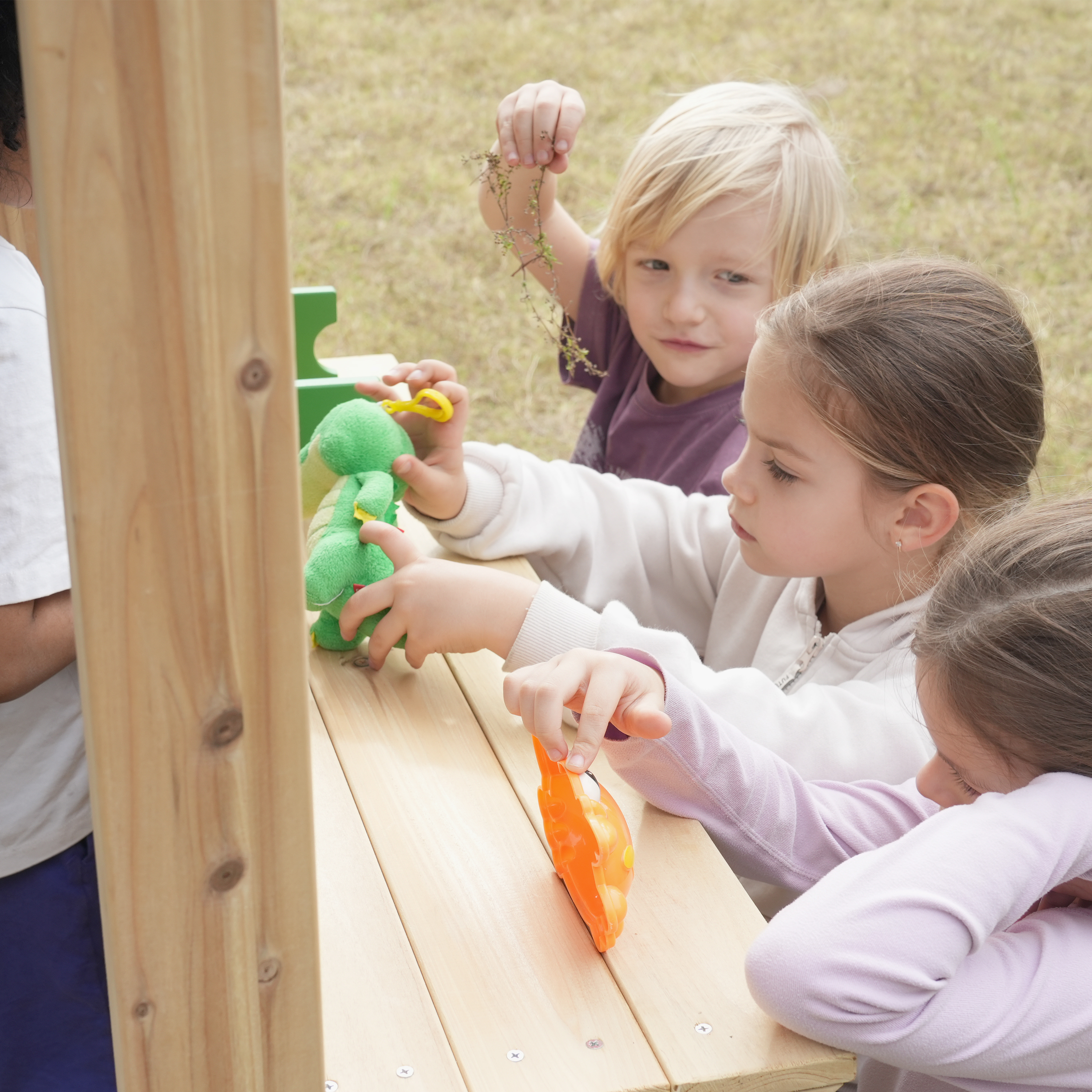 AXI Hunter Climbing Frame with Swings, Climbing Frame, Climbing Bridge and Multiple Platforms – Green Double Slide