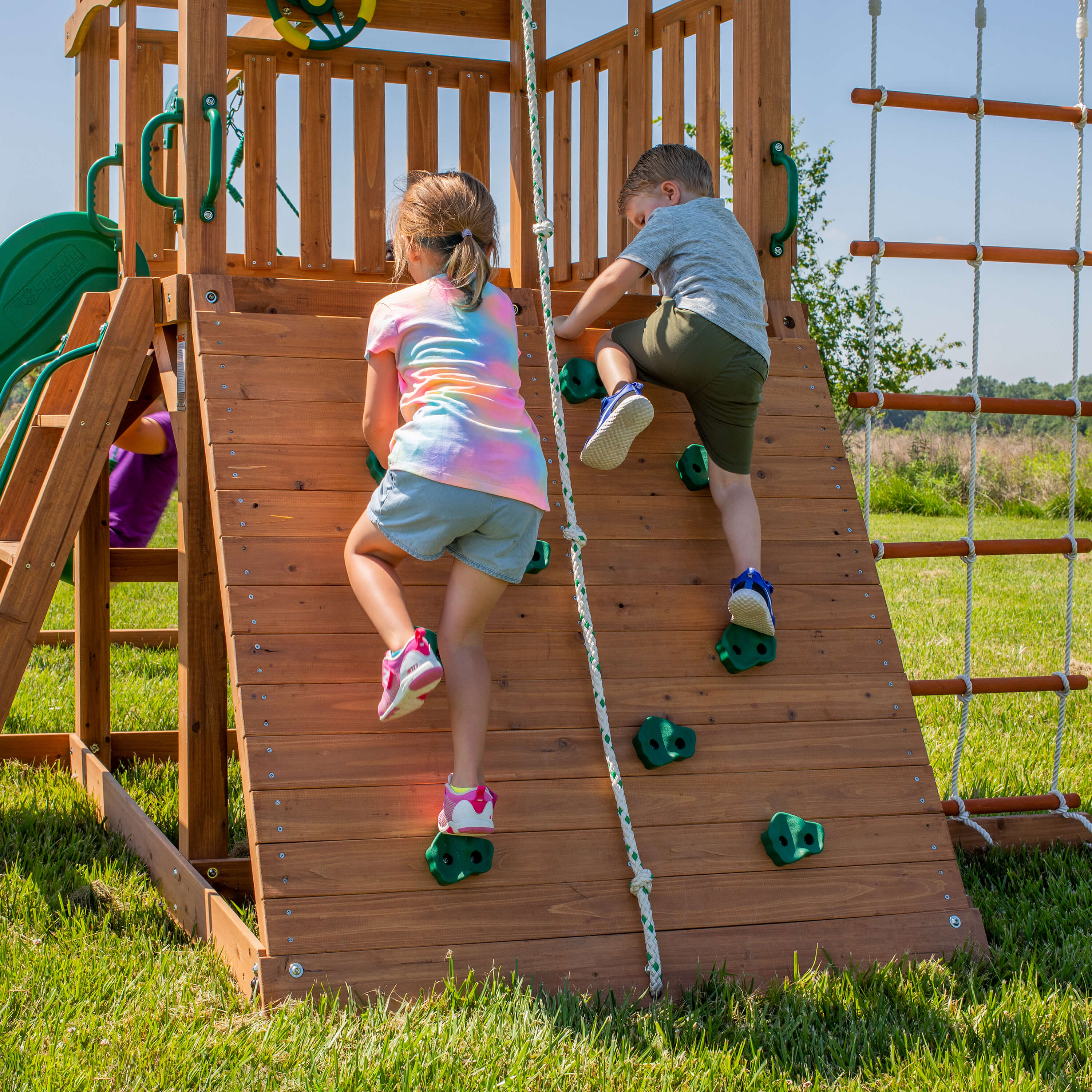 Backyard Discovery Grayson Peak Spielturm mit Schaukeln, Rutsche und Kletterwand