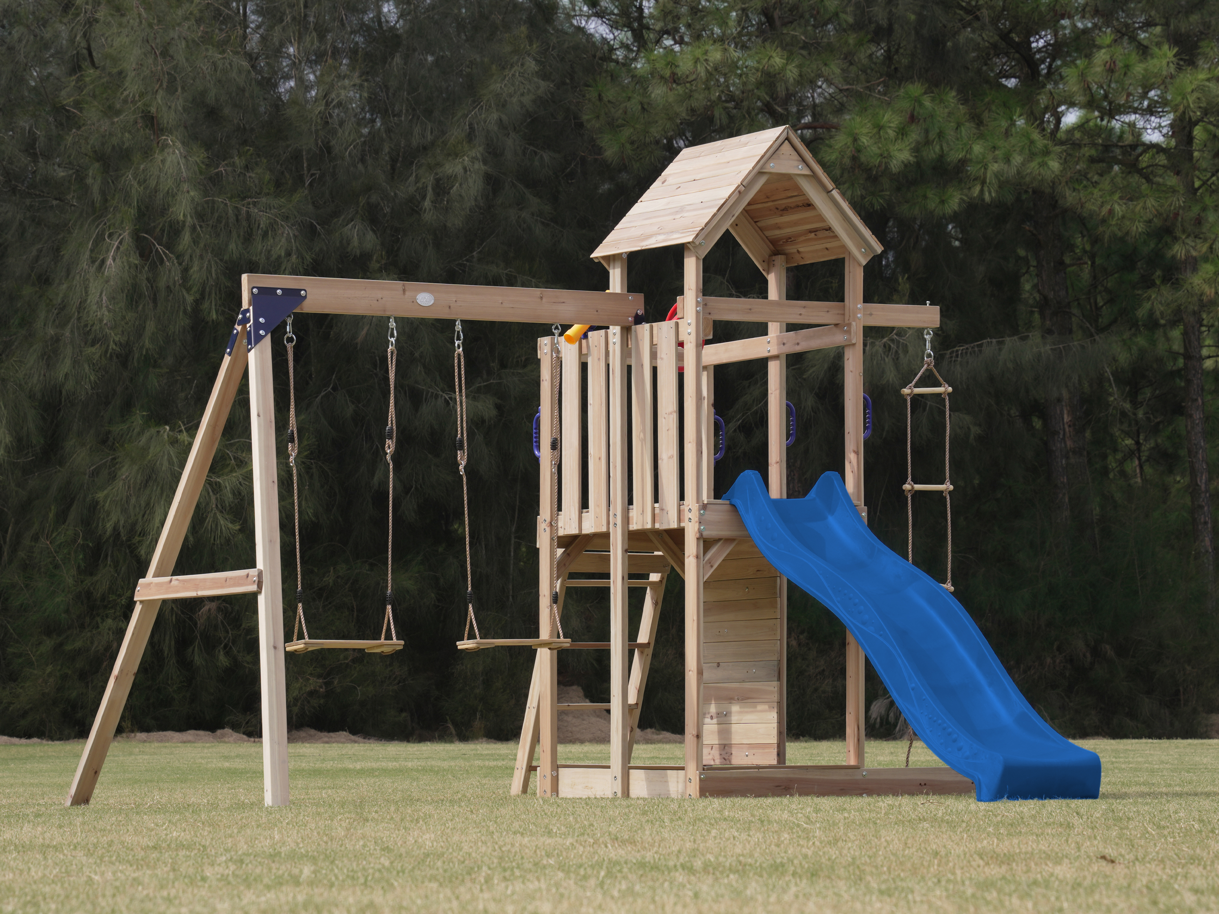 AXI Moos Spielturm mit Doppelschaukel und Strickleiter Braun - Blaue Rutsche 