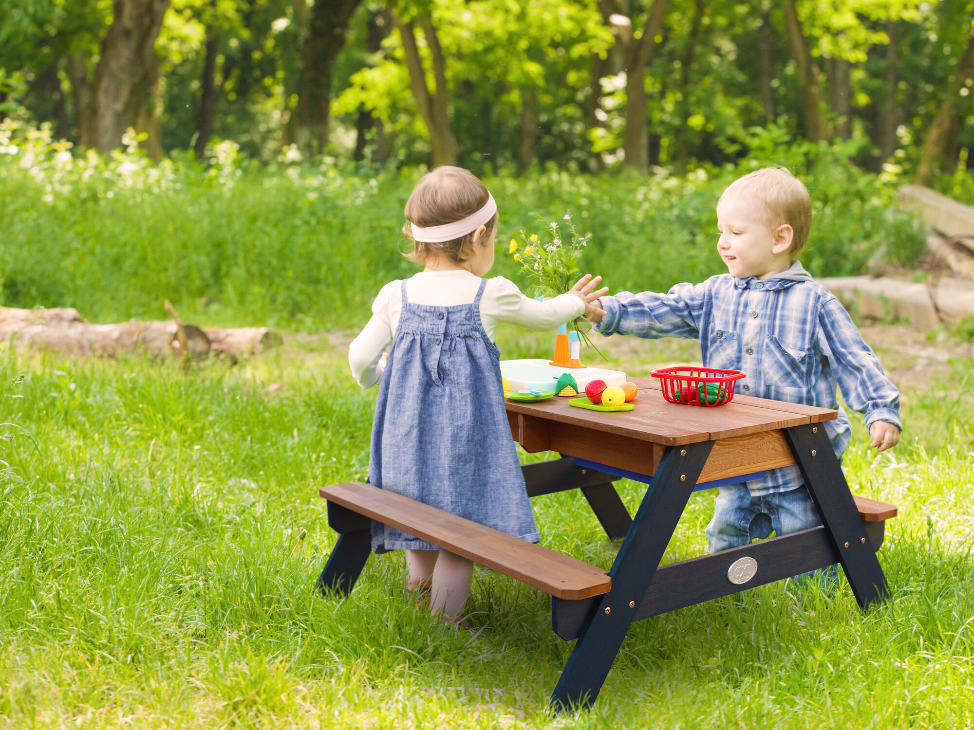 sfeerfoto AXI Emily Zand & Water Picknicktafel met Speelkeuken wastafel Antraciet/bruin