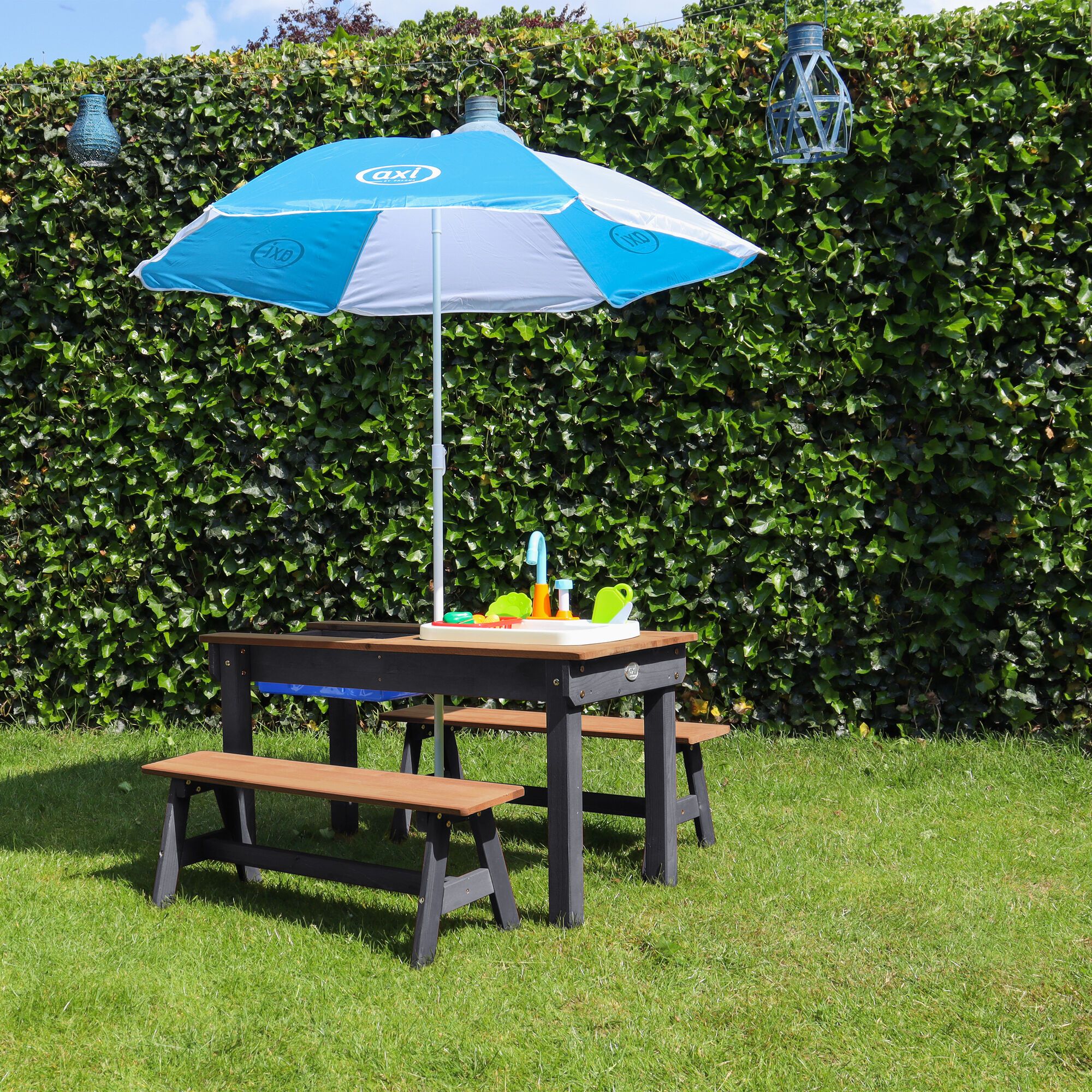 AXI Dennis Sand und Wasser Picknicktisch mit Spielküche und Sitzbänken Braun und Anthrazit - Sonnenschirm Grau und Blau