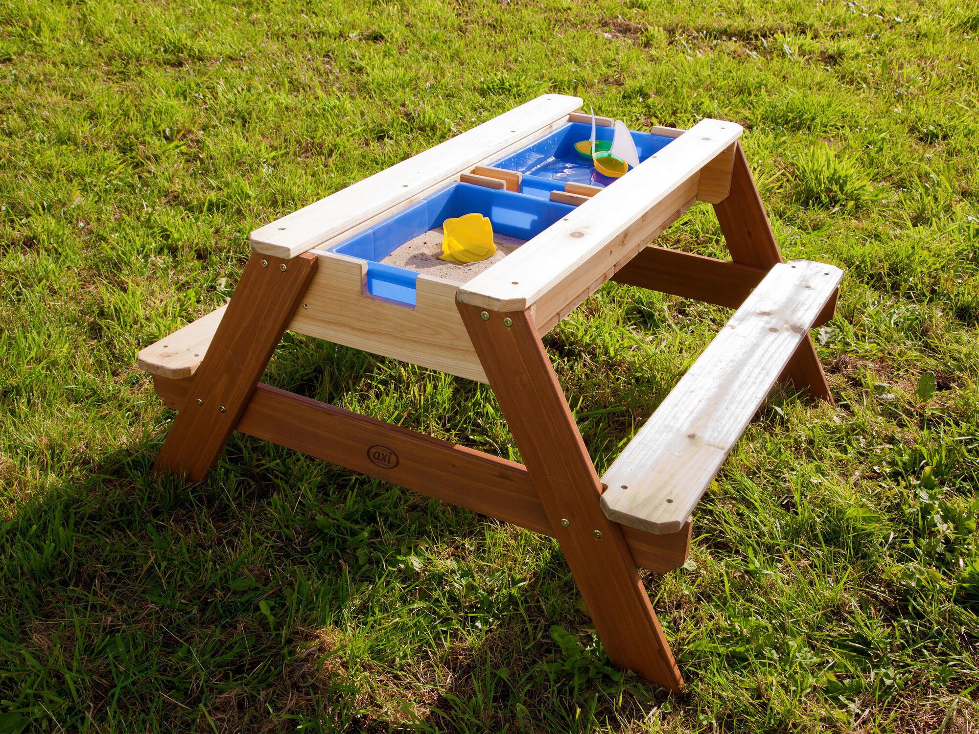 sfeerfoto AXI Nick Zand & Water Picknicktafel Bruin - Parasol Blauw/wit - FSC Hout