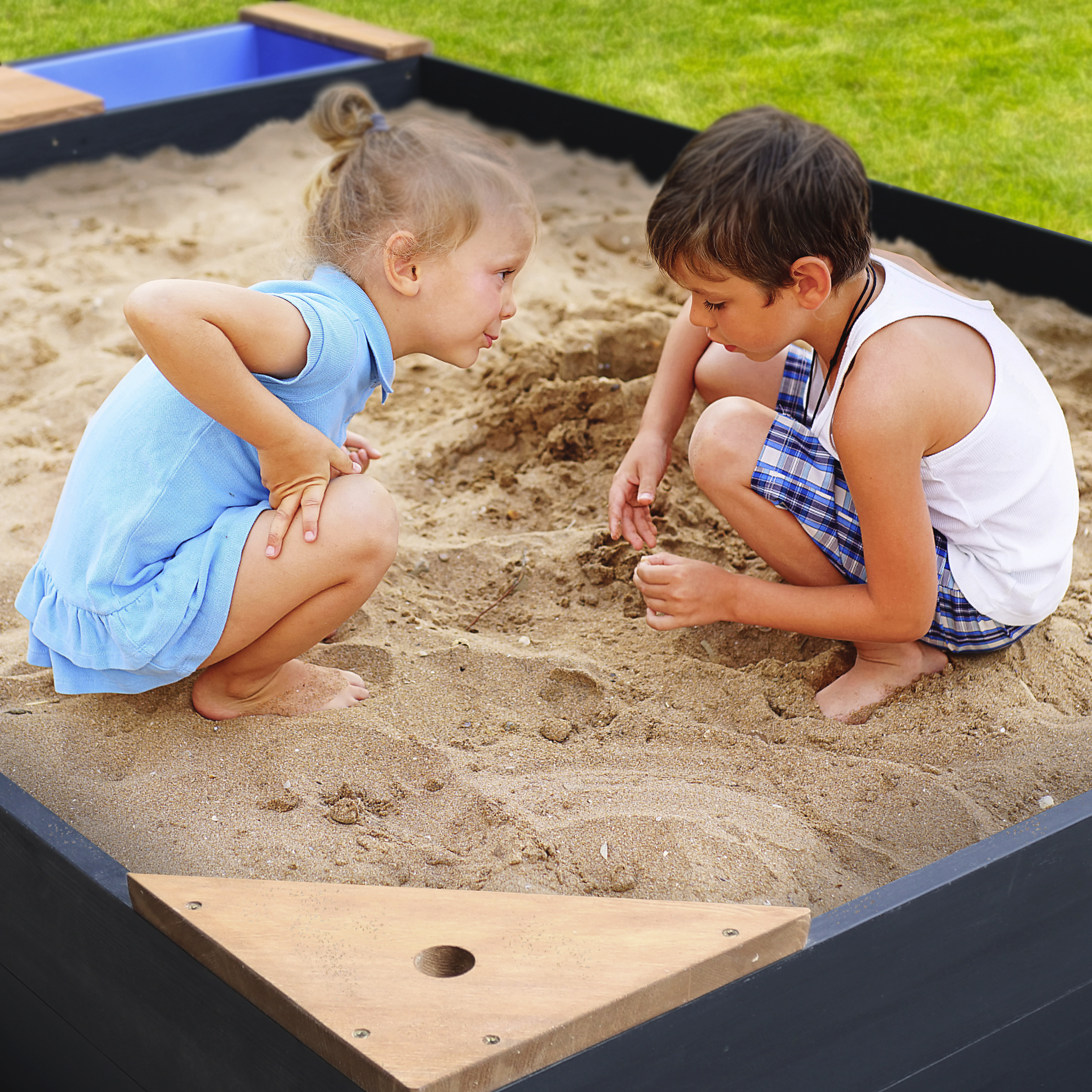 AXI Kelly Sandbox with Bins and Bench - 180 x 115 cm - Anthracite/Brown